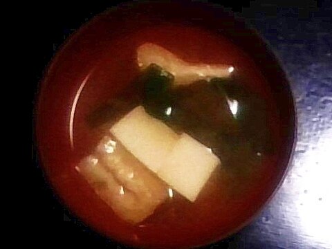絹ごし豆腐・生わかめ・油揚げの味噌汁